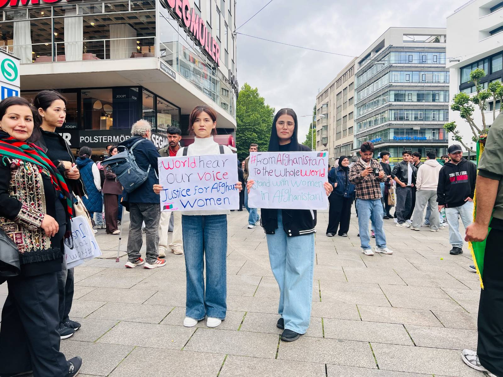 2026-06-12-112207_003 Auch zahlreiche afghanische Frauen aus Tübingen waren in Stuttgart