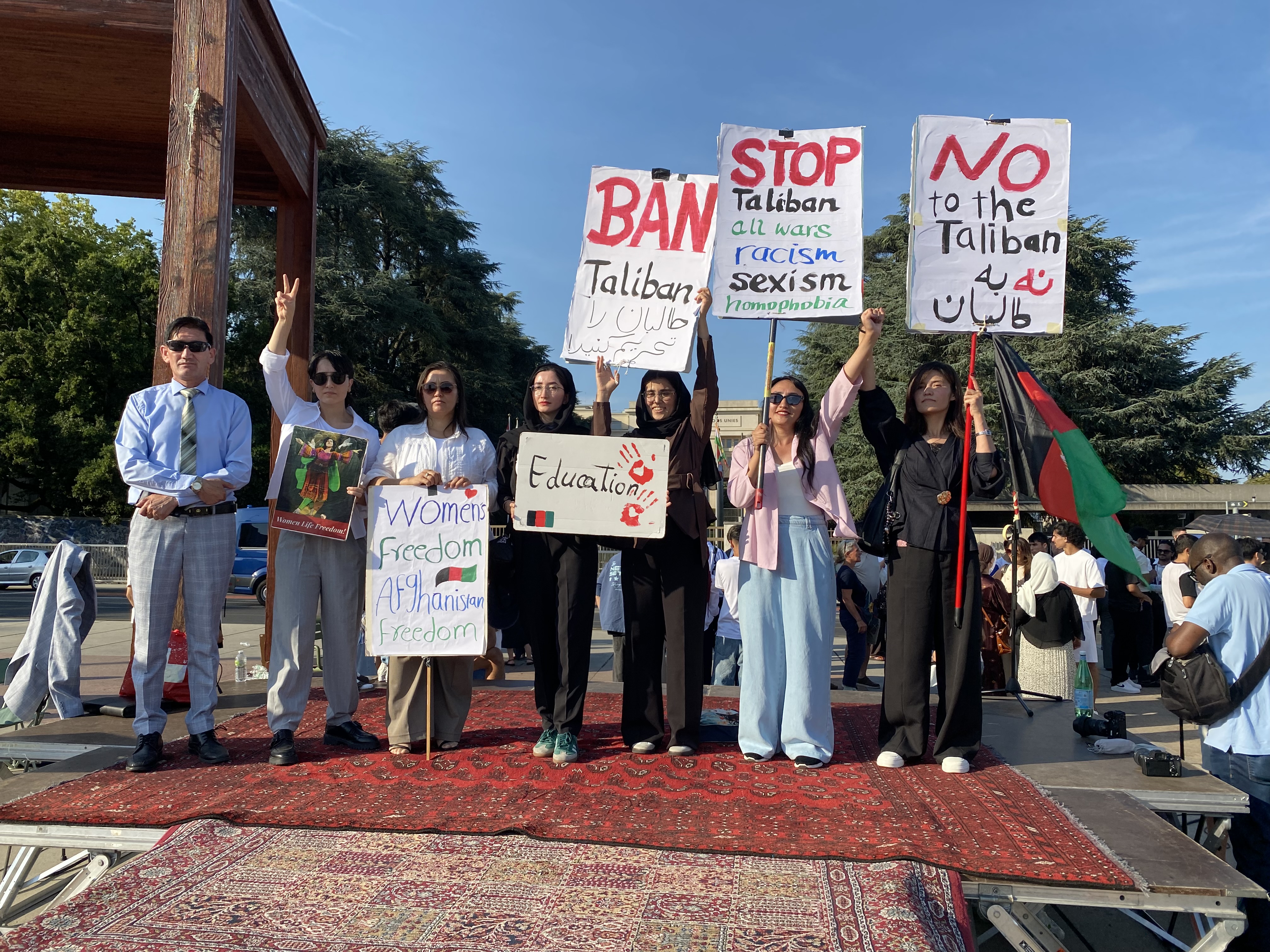 Aktivist:innen des Global Women Justice Network vor dem UNO Hauptgebäude in Genf